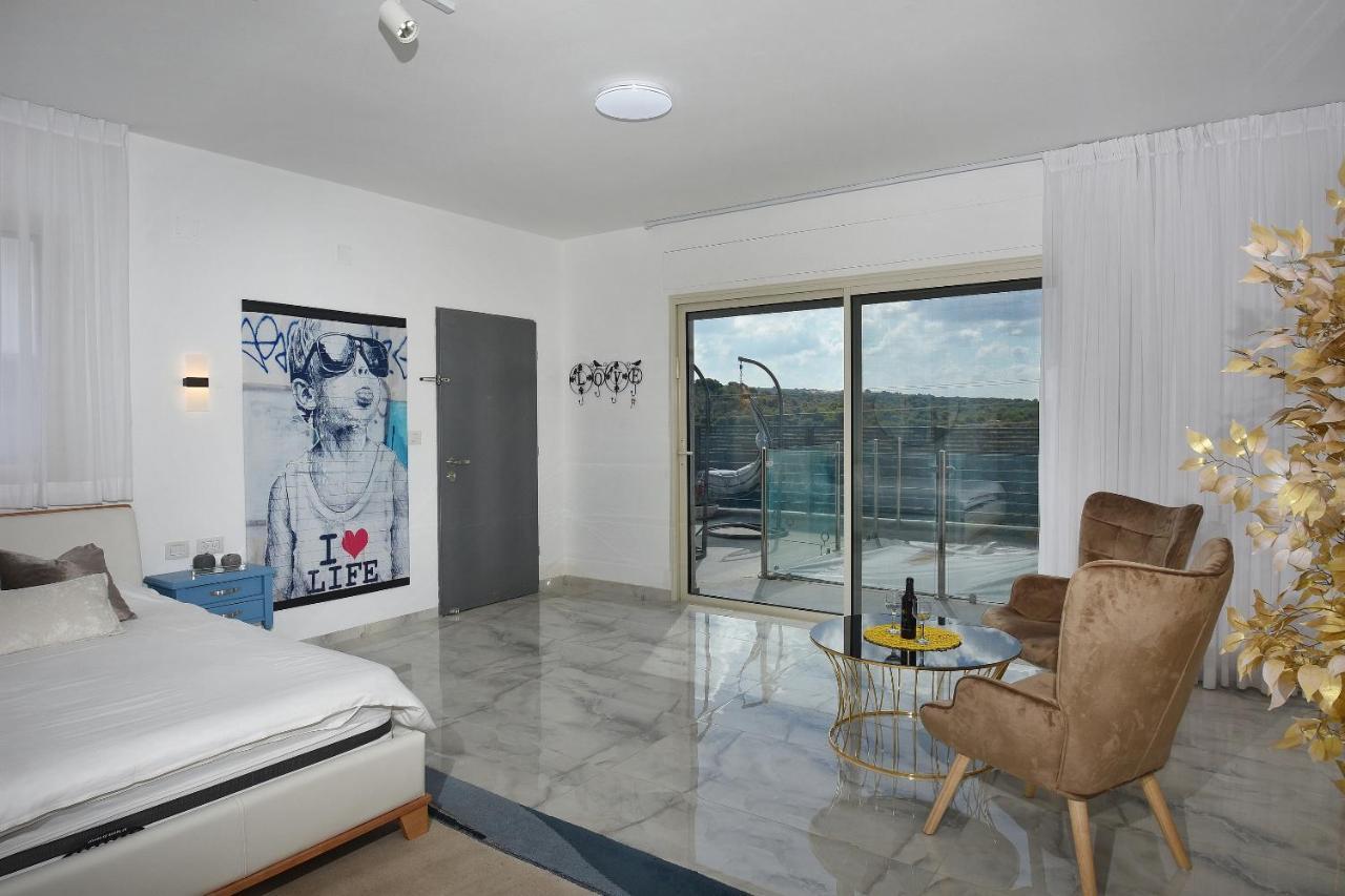 הסויטות של פולי Apartment Manot Exterior photo