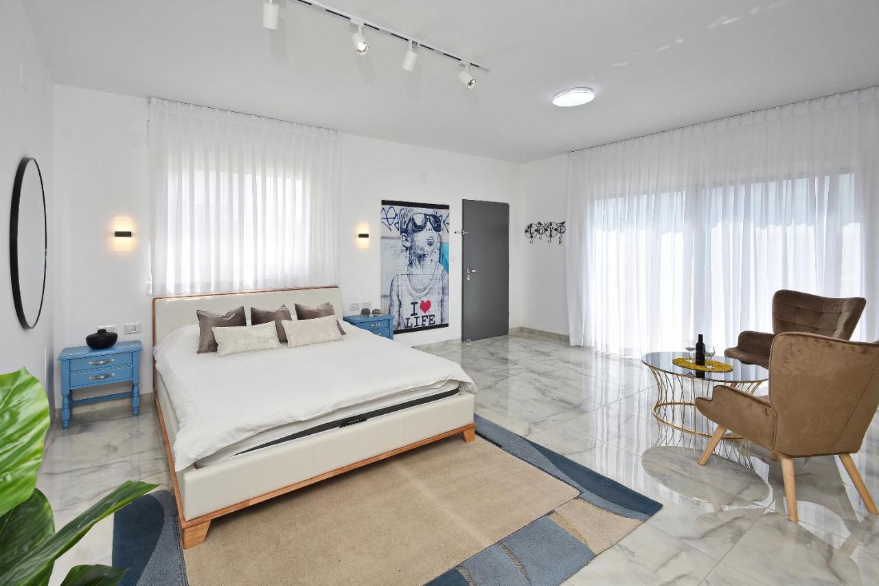 הסויטות של פולי Apartment Manot Exterior photo